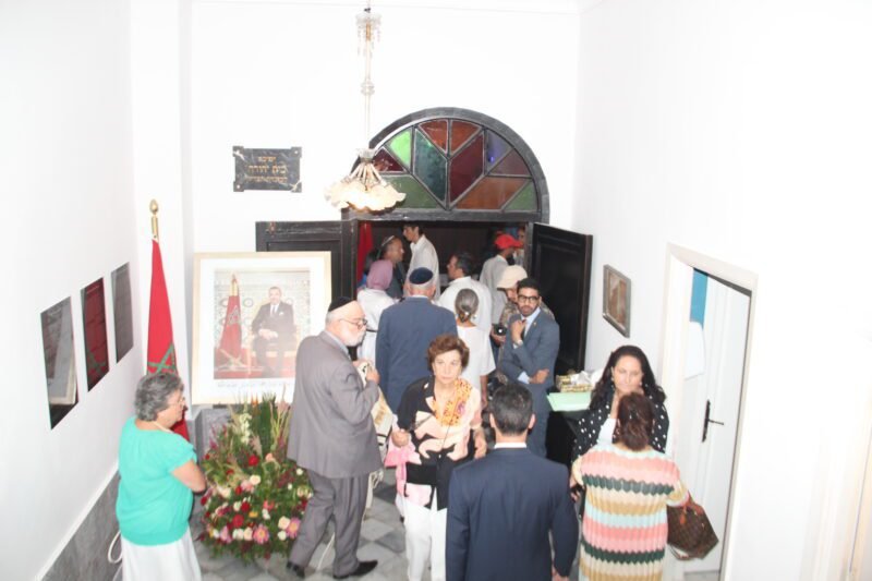 Dans le cadre du Programme de Réhabilitation et de Valorisation de la Medina de Tanger initiée par Sa Majesté le Roi Mohammed VI, que Dieu l'Assiste, l’Agence pour la Promotion et le Développement du Nord; en tant que maître d’ouvrage, en partenariat avec la Wilaya de la Région de Tanger Tétouan Al Hoceima; Maître d’ouvrage délégué et le ministère de la jeunesse, de la culture et de la communication ont procédé à la reconstruction du bâtiment de la synagogue Assayag, abandonnée depuis plus de 60 ans et qui menaçait de s’effondrer à tout moment. La réalisation de ce projet a été confié au Comité de la Communauté Israélite de Tanger, dont les travaux de réhabilitation ont réédifié la Synagogue à l’identique dans le respect total de ses composants datant de plus d’un siècle et ont nécessité un budget global de 2.000.000 de dirhams, financé par le ministère de la Culture.