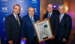 Serge Berdugo, ambassadeur itinérant de SM le Roi, reçoit l’Akiba Award de l’AJC aux États-Unis Serge Berdugo honoré par l’AJC aux États-Unis pour son rôle dans la diplomatie culturelle et religieuse