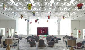 Écrans géants installés dans le lobby du Farah Tanger pour la diffusion des matchs de la CAN 2025 avec vue sur la Méditerranée.