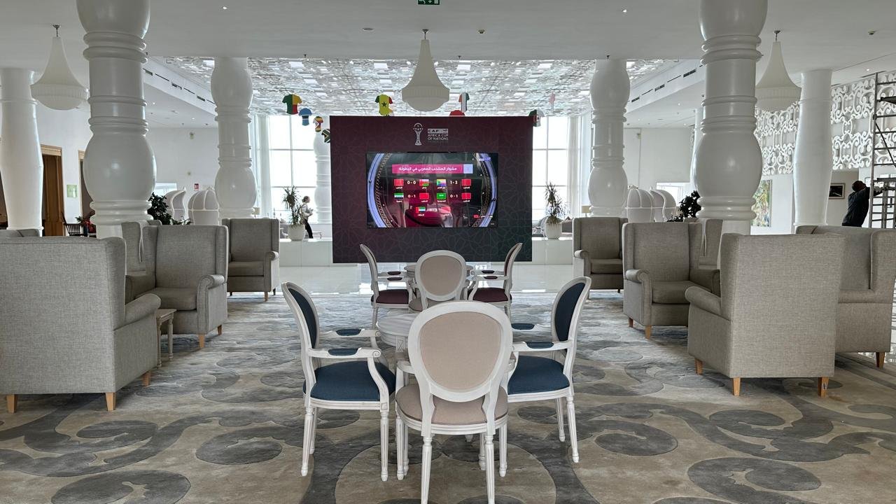 Écrans géants installés dans le lobby du Farah Tanger pour la diffusion des matchs de la CAN 2025 avec vue sur la Méditerranée.