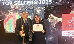 Morocco Tours Organizations : un succès récompensé pour l’excellence en voyages d’affaires Directeurs de de Morocco Tours Organization accueillant des clients pour un voyage d’affaires sur mesure