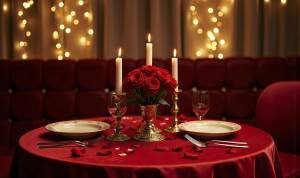 La Saint-Valentin à Tanger cette année entre incertitude et préparation Célébration de la Saint-Valentin avec des bougies et des roses