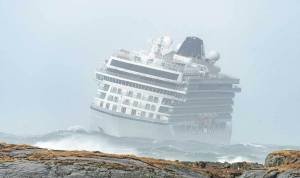 Le tourisme de tempête, un plaisir mortel à ne pas banaliser Bateau affrontant une tempête illustrant les risques du tourisme de tempête