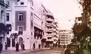Tanger la diplomate. Une ville carrefour entre continents, cultures et négociations internationales. Ancienne image en noir et blanc du boulevard Pasteur à Tanger la diplomate