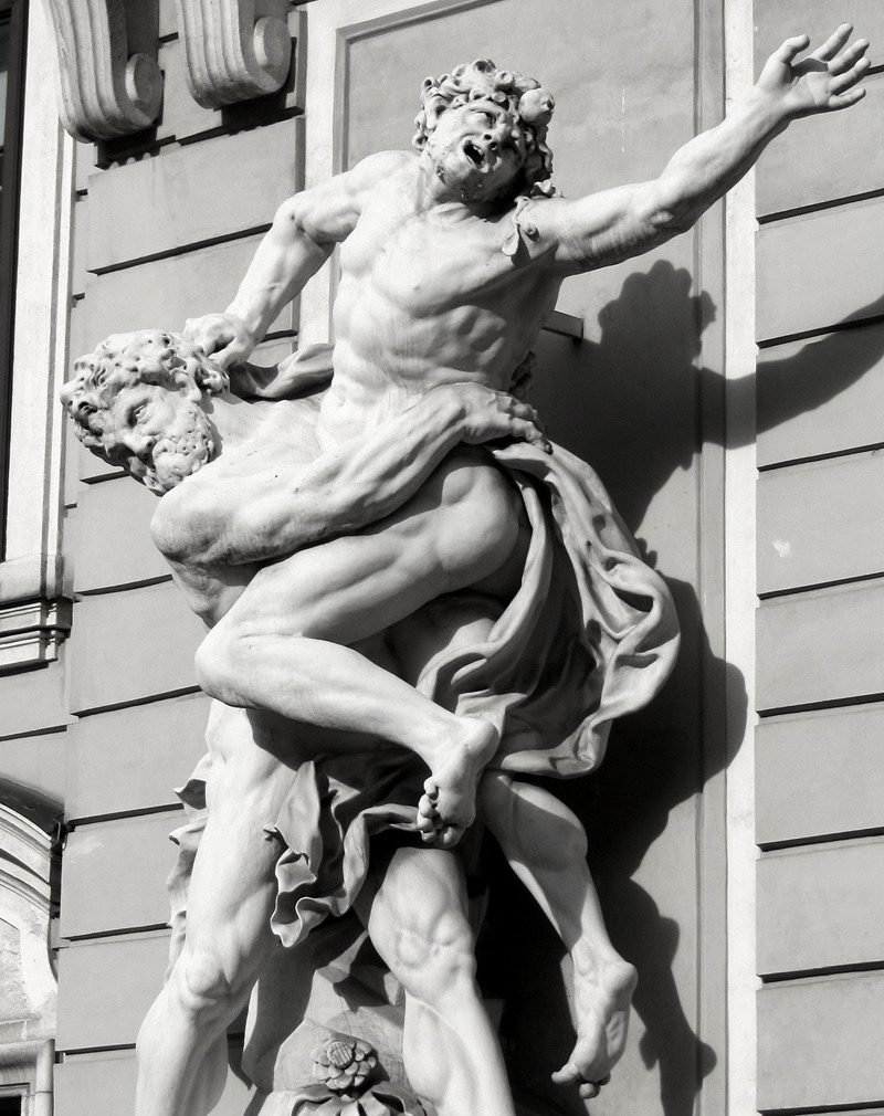 Statue représentant Hercule vainquant le géant Antée, symbolisant les légendes liées à Tanger la légendaire et à la fondation mythique de la ville.