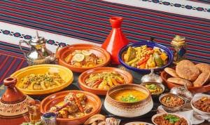Table de plats traditionnels du nord du Maroc avec nappe aux couleurs de Chefchaouen