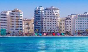 Tanger l’audacieuse : vue de la corniche moderne, incarnant le dynamisme et l’audace de la ville.