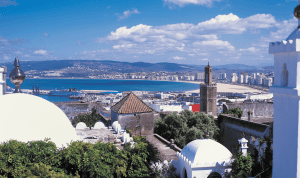 Vue sur mer et minaret Sidi Bouabid à Tanger la spirituelle