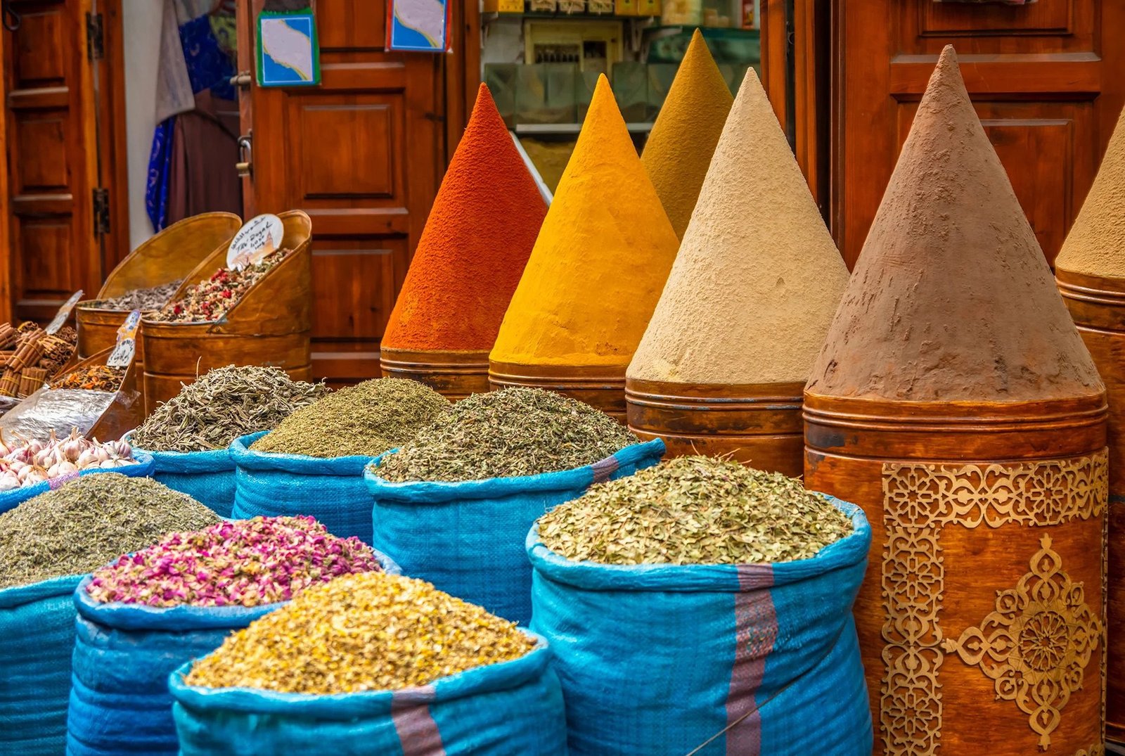 Étalage coloré d’épices traditionnelles dans un souk du nord du Maroc