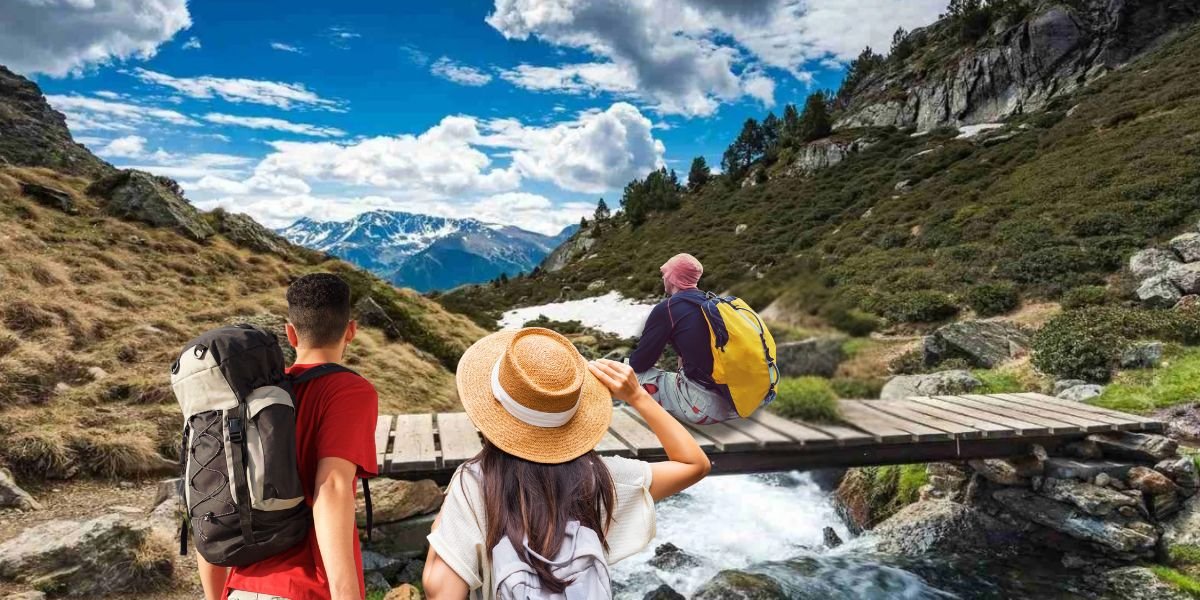 Randonnée dans le Parc naturel de Talassemtane au Nord du Maroc sans voiture avec une femme et deux hommes explorant les sentiers forestiers.