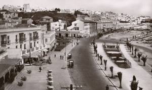 Vue aérienne de Tanger l’historique vers 1940, l’avenue d’Espagne et la route côtière