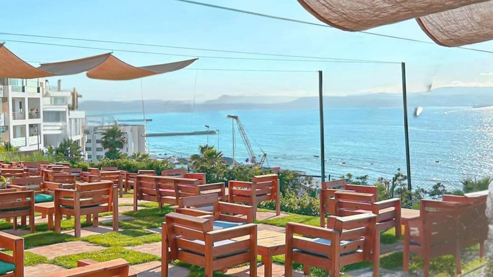 Le Chiringuito de Farah Hotel à Tanger, idéal pour des soirées lumineuses et contempler le coucher du soleil