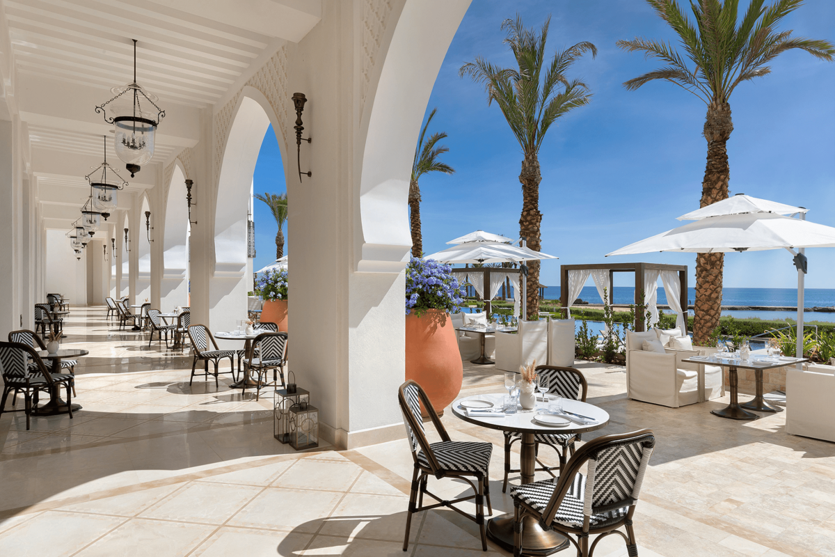 Terrasse de la brasserie Baie Blanche au St. Regis La Bahia Blanca Tamuda Bay