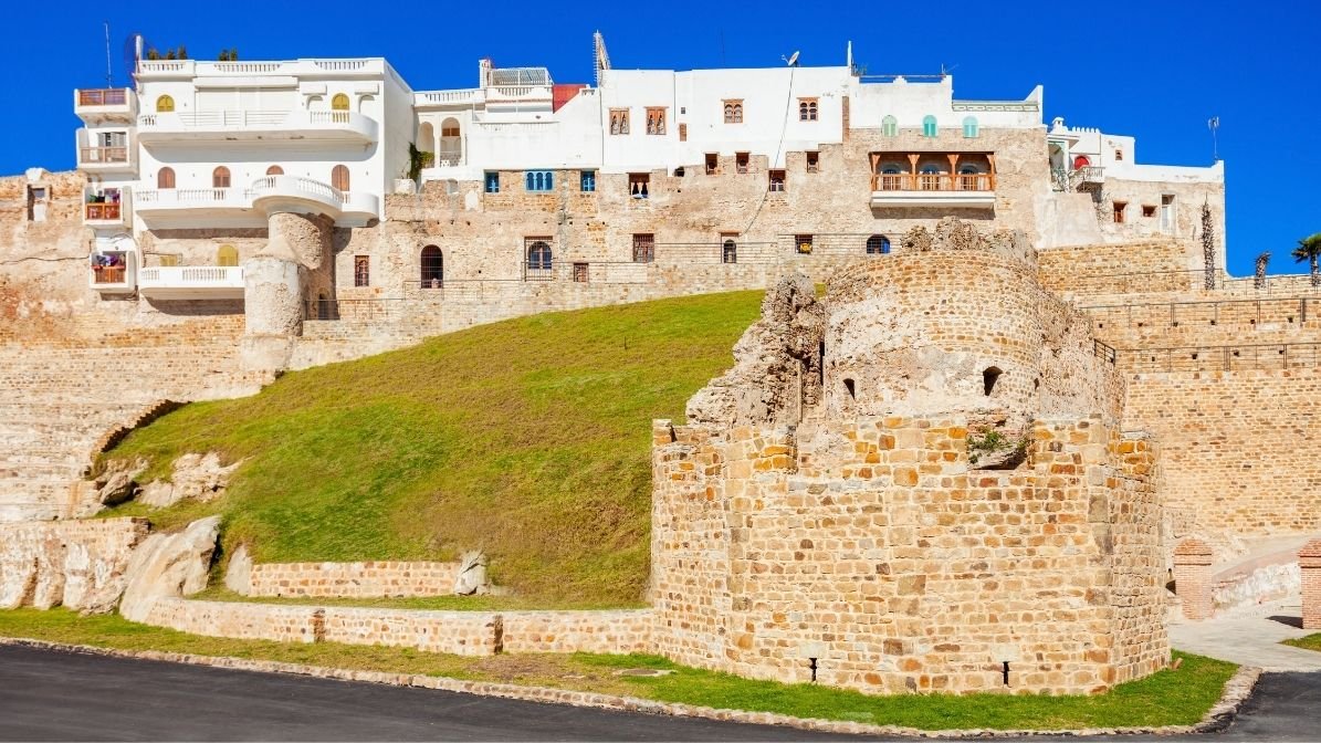 La muraille de Dar Al Baroud à Tanger et le tourisme au Maroc et en Espagne