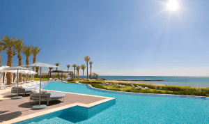 Le St. Regis La Bahia Blanca Resort, Tamuda Bay affirme sa signature B2B et événementielle sur la Méditerranée Piscine du St. Regis La Bahia Blanca Resort Tamuda Bay avec vue sur la Méditerranée