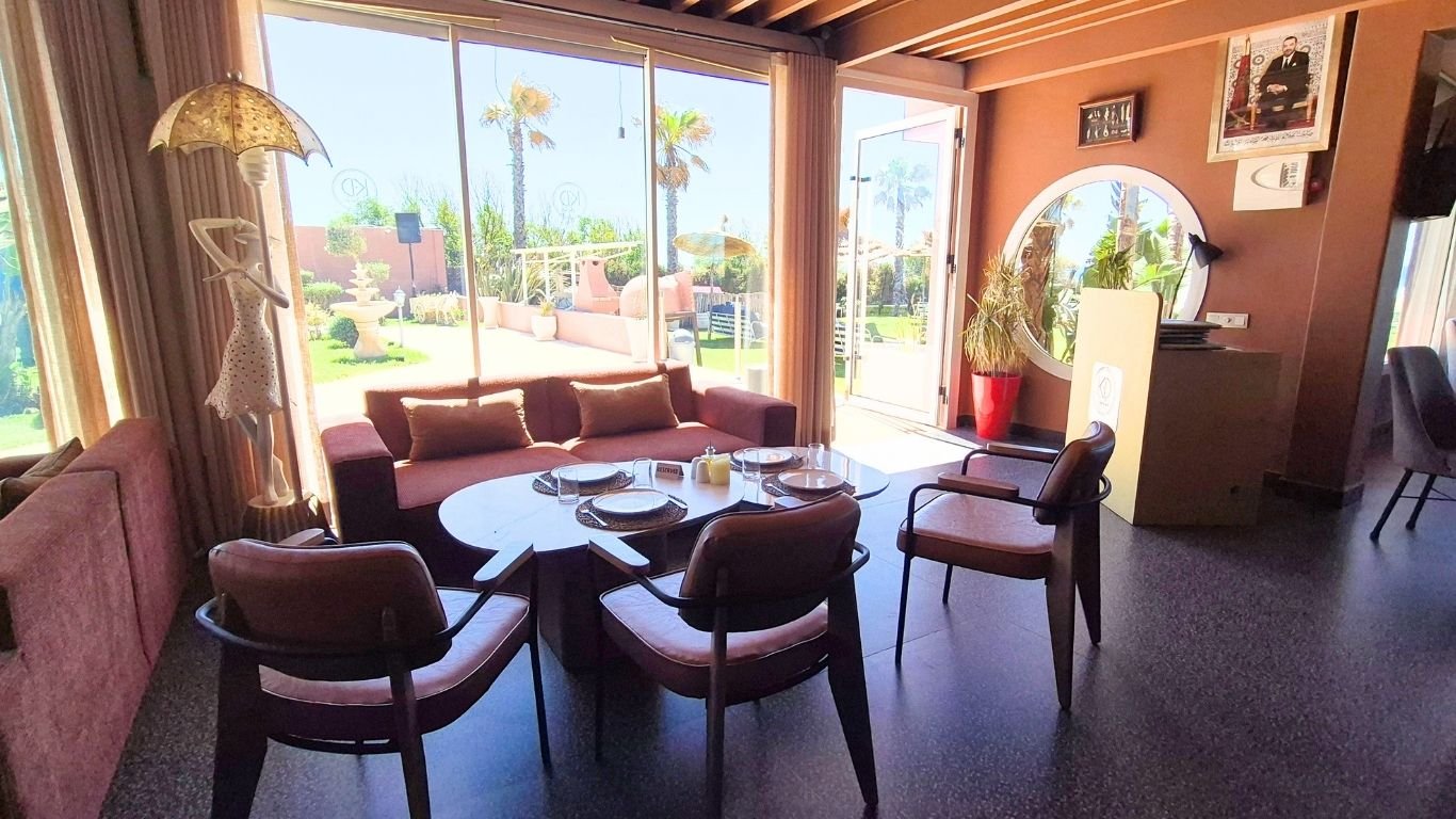 Tables du restaurant K.D Signature en face du jardin