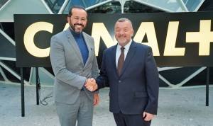 Poignée de main entre deux représentants lors du partenariat entre l’ONMT et Canal+ pour promouvoir le tourisme golfique