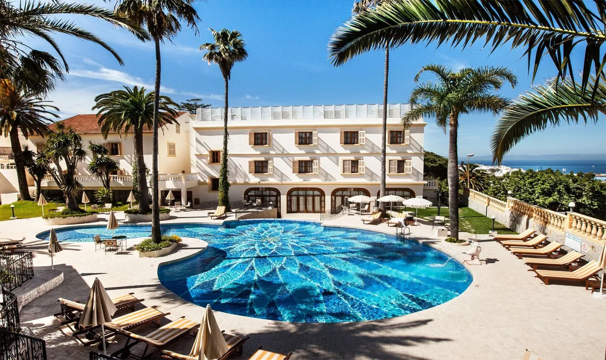 Piscine du Grand hôtel Villa de France avec vue et ambiance paisible