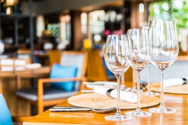 Table soigneusement préparée dans un restaurant à Tanger pour l’accueil des clients