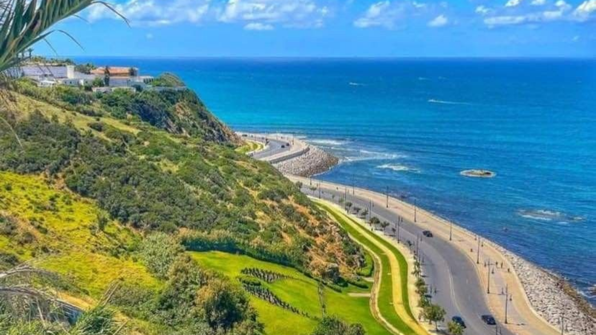 Le tourisme à Tanger en mai s’éveille au souffle léger du printemps sur la corniche de Merkala