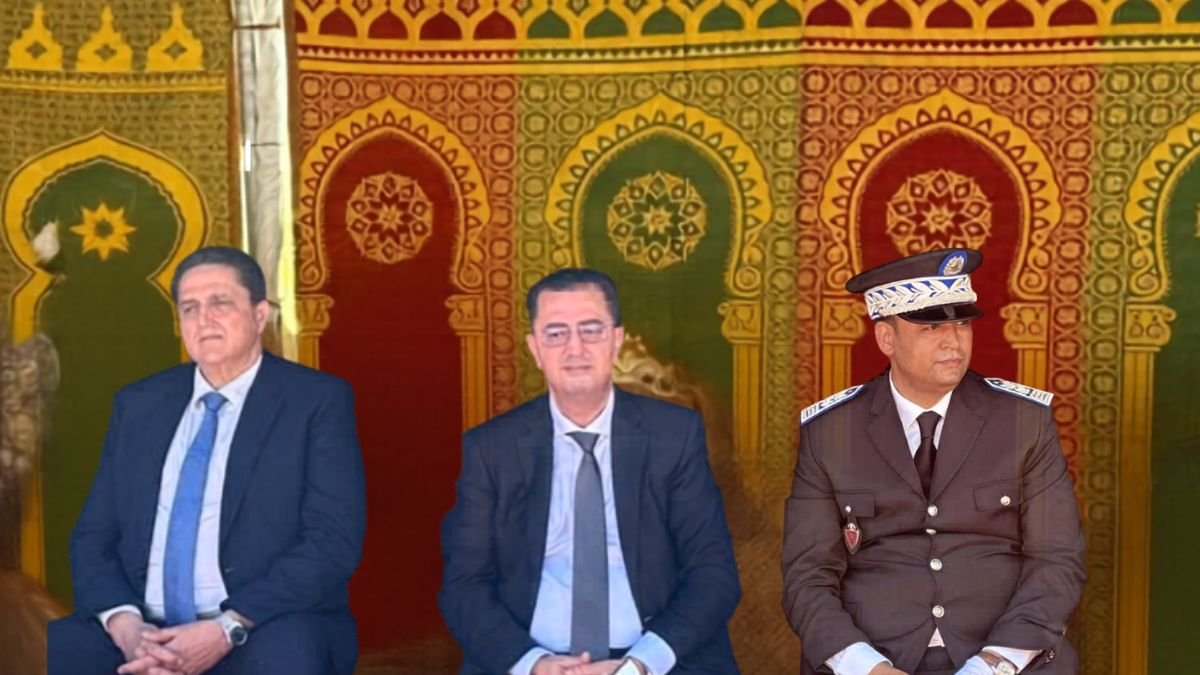 Le Préfet de police, Abdelkader Farah, le Wali de la région, Younes Tazi et le Président du Conseil régional, Omar Moro, lors de la cérémonie du 70e anniversaire de la Sûreté nationale à Tanger