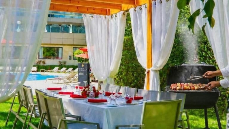 Pergola au bord de la piscine du Royal Tulip City Center Tanger
