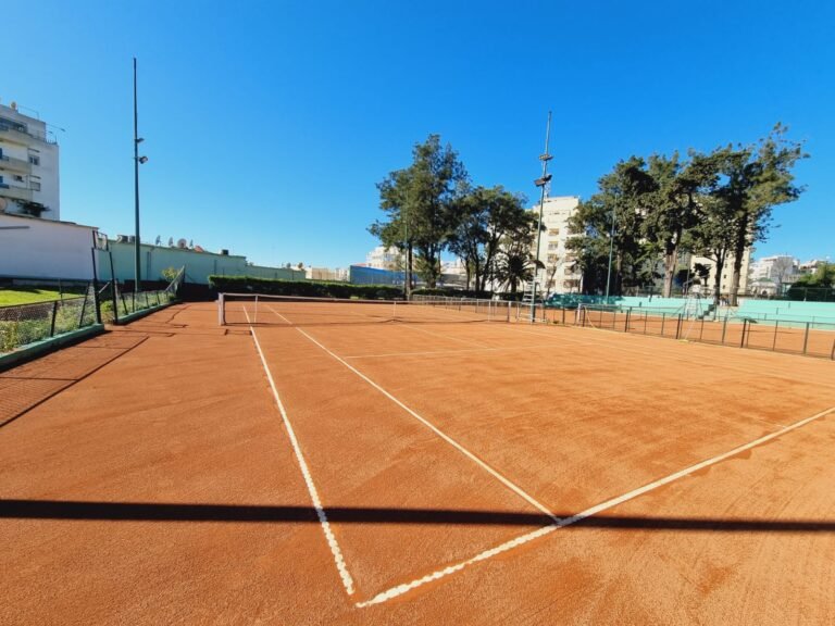 Terrain de tennis à voir dans Découverte en vidéo du M'Sallah Garden sous la direction du Minzah Hoptel