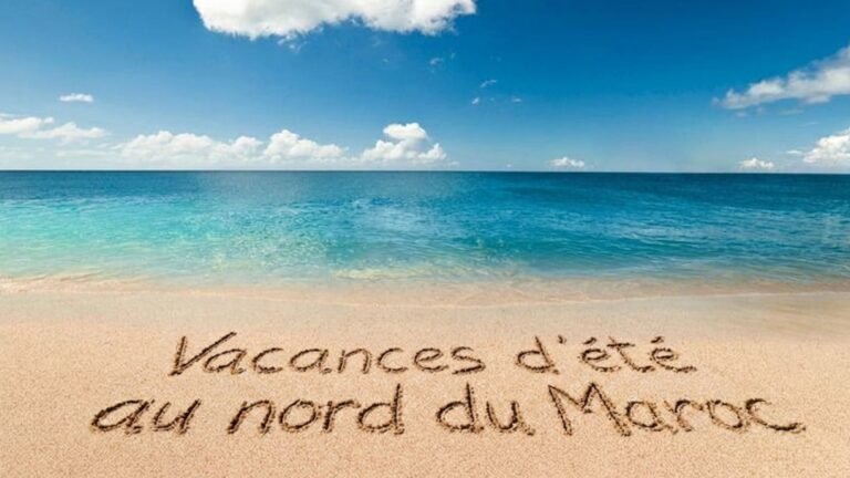 Plage du Nord du Maroc en été avec mer calme et ambiance de vacances estivales