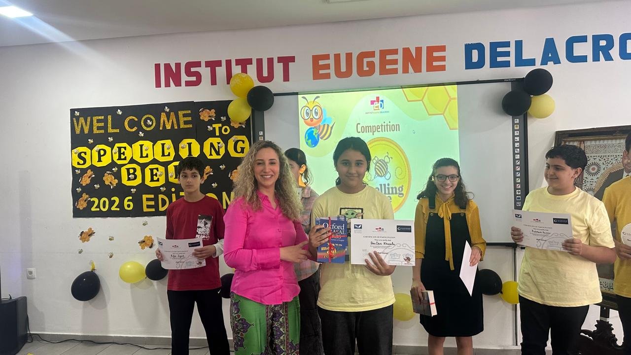 Khaoula Bendani recevant son prix suite au concours Spelling Bee organisé par l'Institut Eugène Delacroix
