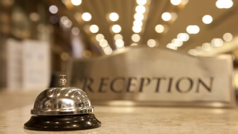 Et si le luxe du voyage était ailleurs ? Article inspiré du commentaire de M. Nabil Guessous, lecteur fidèle La réception d’un hôtel, symbole du luxe du voyage, de l’accueil et du rôle essentiel des établissements dans le confort et l’expérience des séjours.