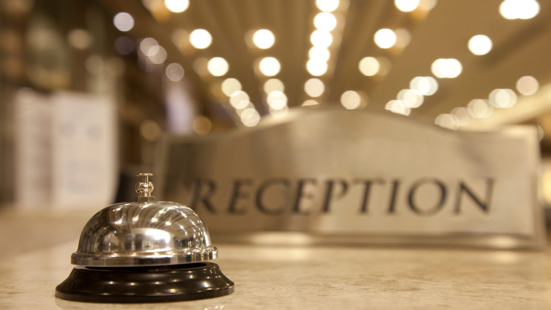 La réception d’un hôtel, symbole du luxe du voyage, de l’accueil et du rôle essentiel des établissements dans le confort et l’expérience des séjours.