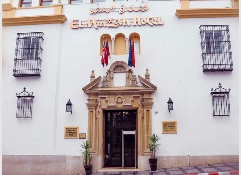 La célèbre porte d'entrée de style hispano-mauresque de l'Hôtel El Minzah, un hôtel historique à Tanger de prestige.
