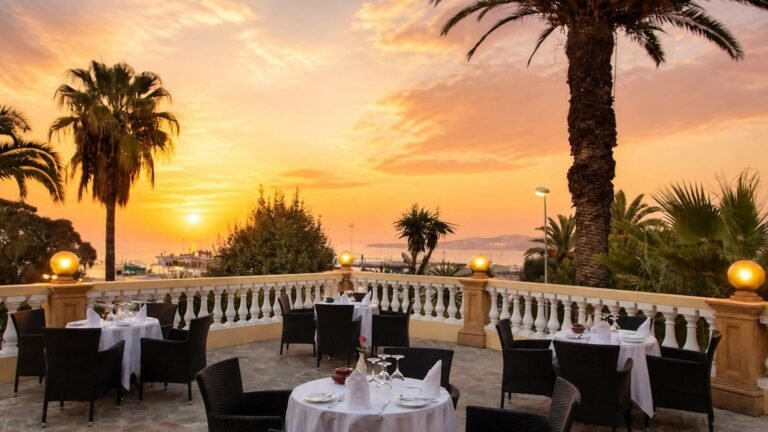 Échos d’une époque quand le Grand Hôtel Villa de France révèle ses charmes La terrasse du Grand Hôtel Villa de France au moment du coucher du soleil