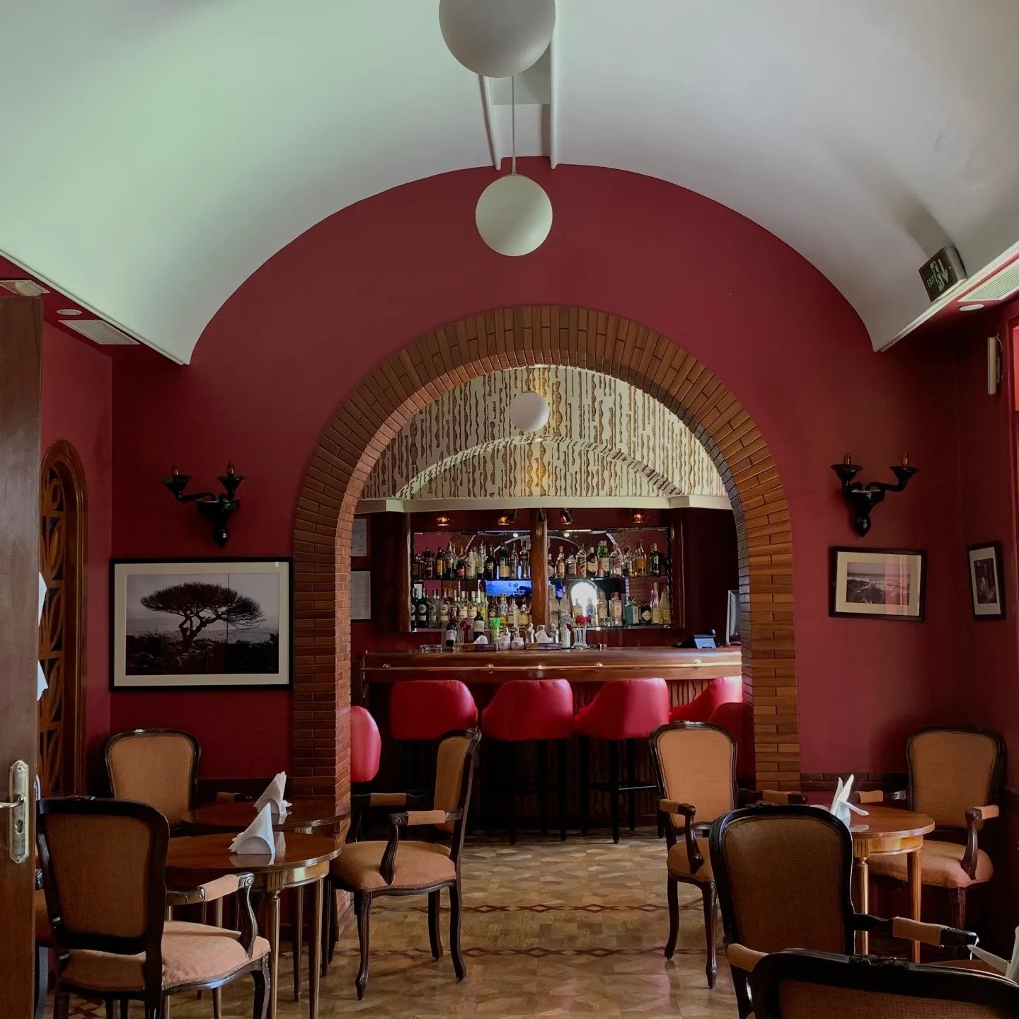 Décor feutré et chaleureux du Piano Bar au Grand Hôtel Villa de France.