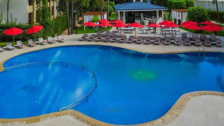Piscine extérieure du Royal Tulip City Center Tanger, espace détente de l’hôtel luxe à Tanger