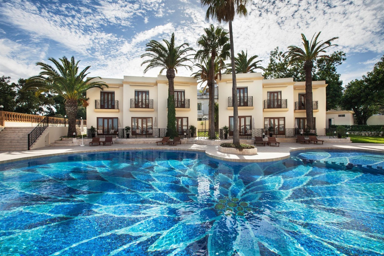 la piscine entouré de verdure et de jardins en terrasses.