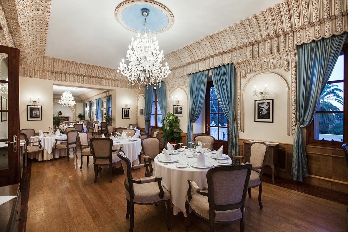 Le restaurant Delacroix, une table élégante du Grand Hôtel Villa de France où l’histoire du lieu accompagne une cuisine raffinée dans une atmosphère feutrée.