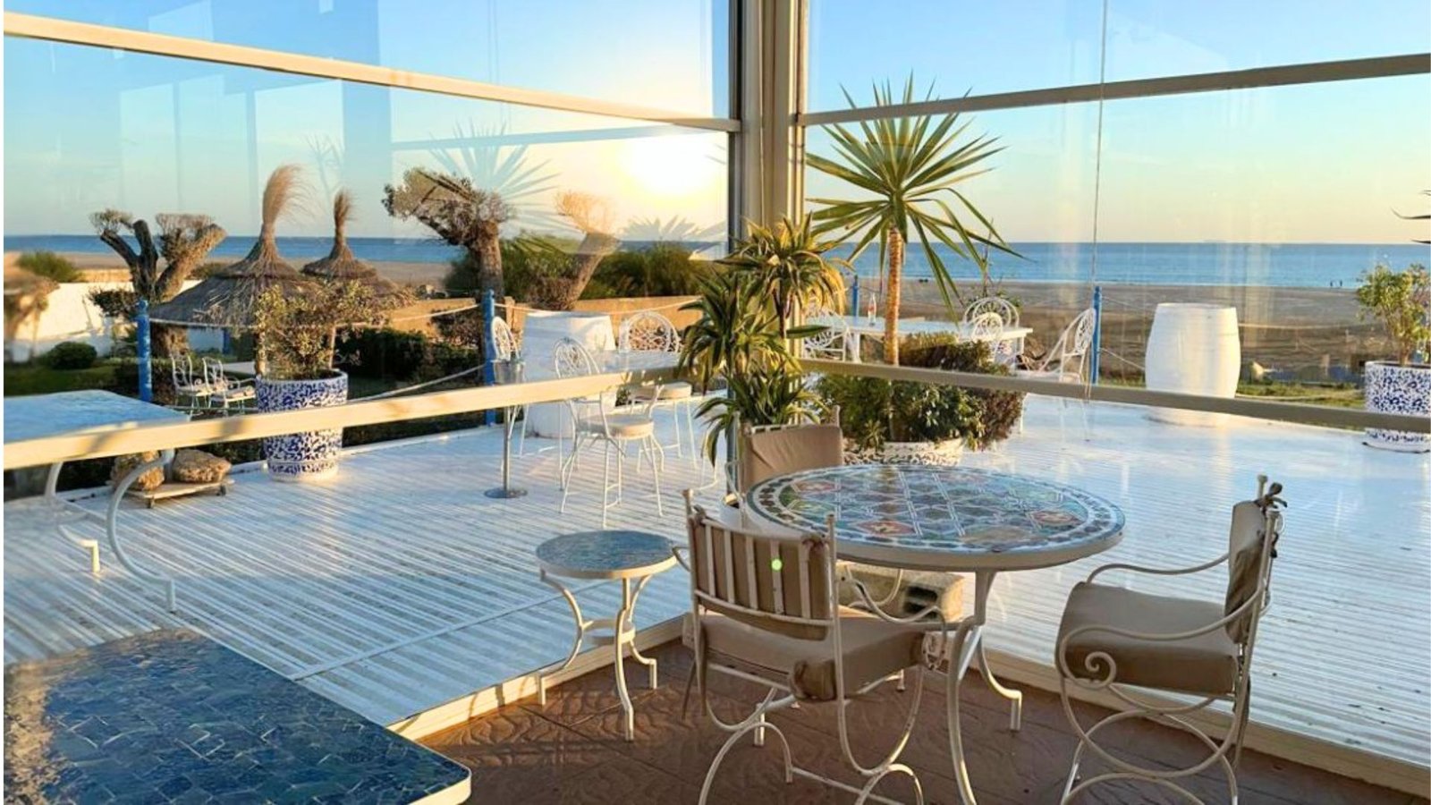 Vue du restaurant L’Océan à Tanger, un des restaurants avec vue sur mer face à l’Atlantique