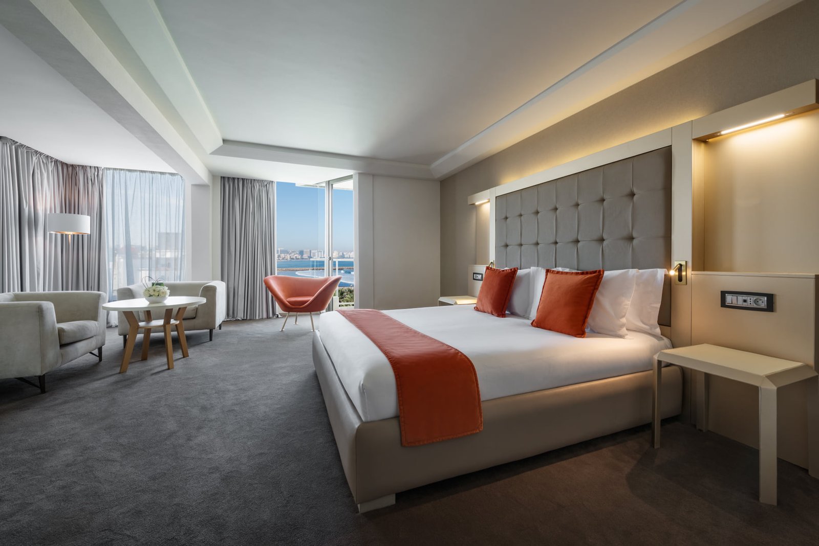 Chambre lumineuse avec balcon privé et vue panoramique sur la baie de Tanger au Mövenpick Malabata.