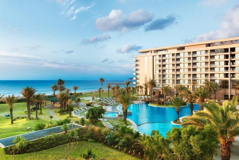 Façade extérieure du Mövenpick Hotel et Casino Malabata, hôtel 5 étoiles à Tanger face à la mer.