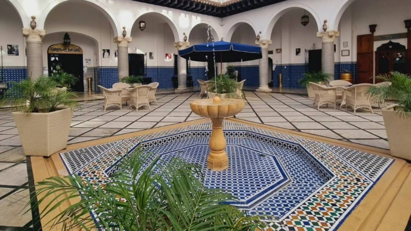 Patio à ciel ouver de El Minzah hôtel historique à Tanger