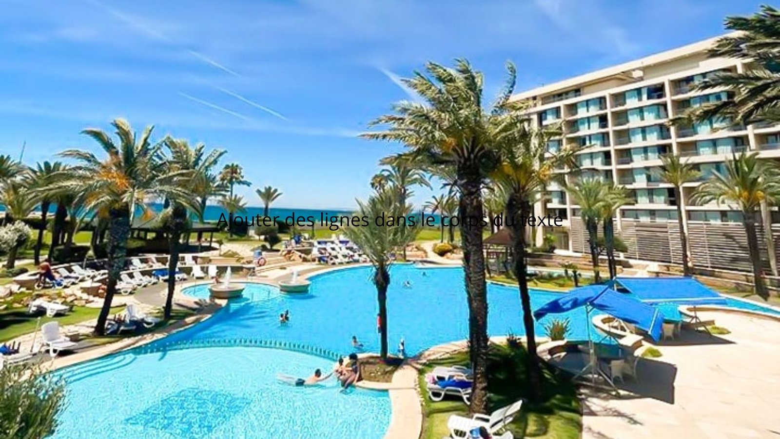 Immense piscine à forme libre avec pont en bois et palmiers du Mövenpick Hotel & Casino Malabata, un hôtel 5 étoiles à Tanger.
