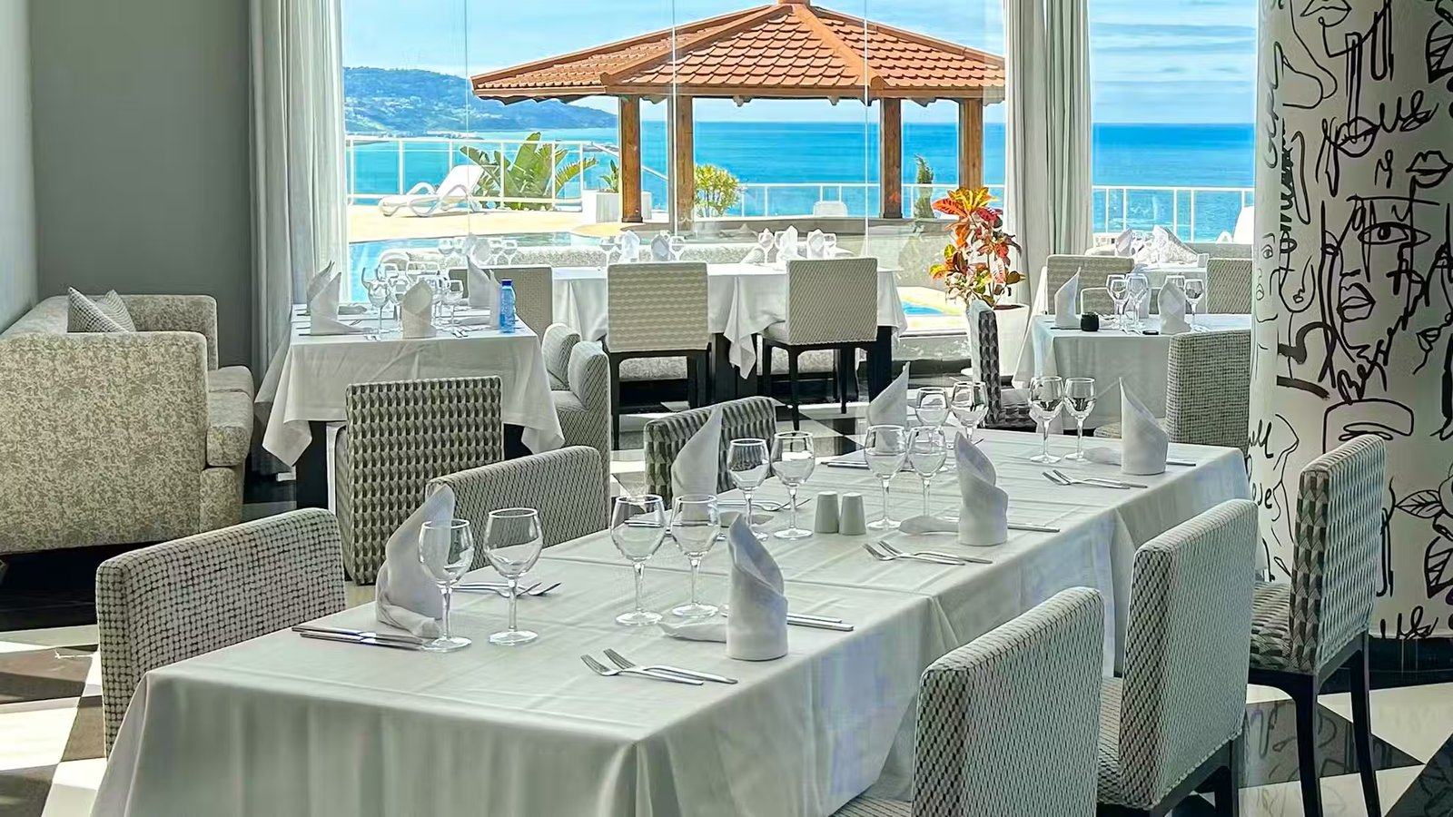 Restaurant Les Quatre Saisons du farah hôtel vue mer Tanger.