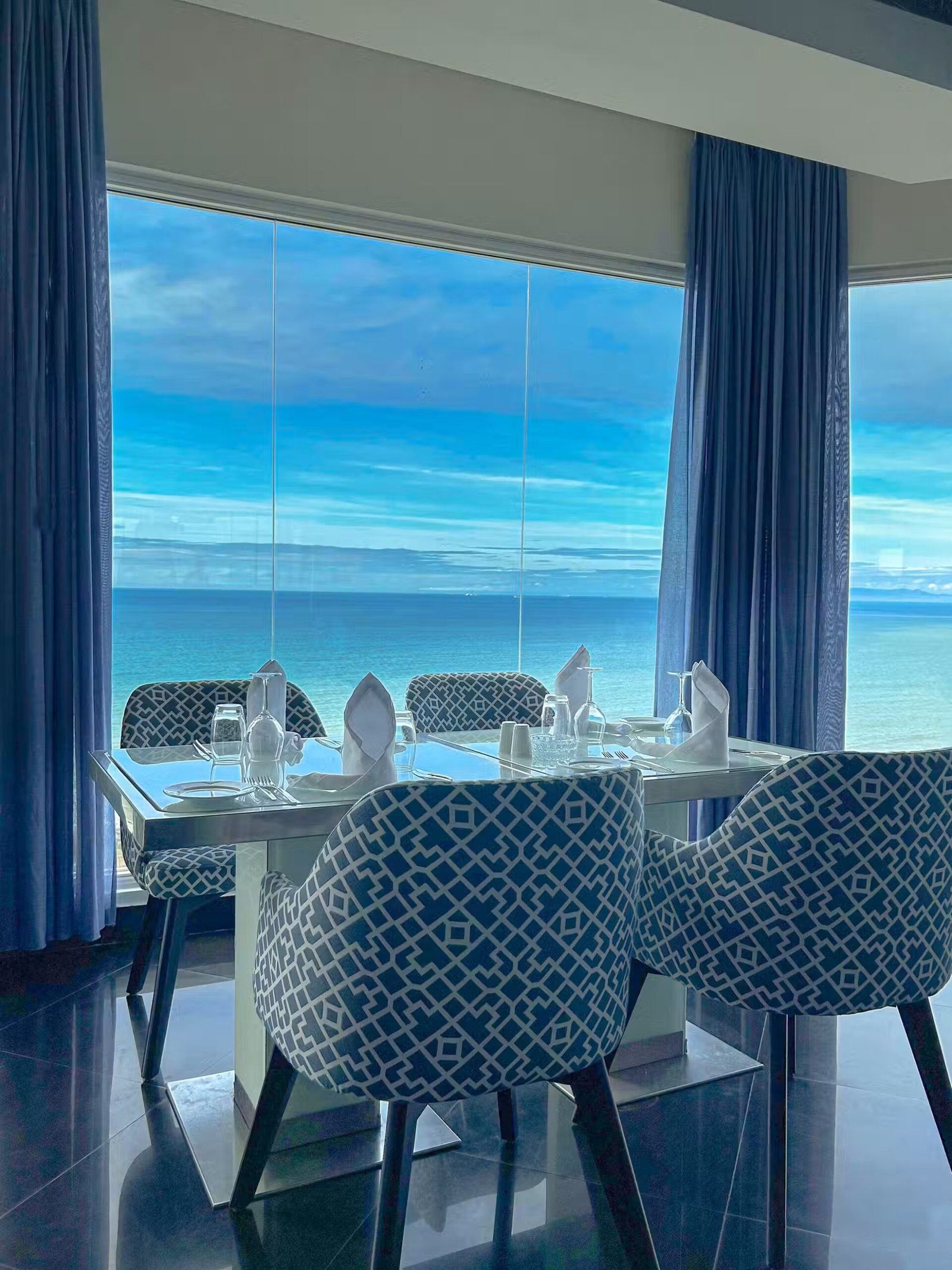 Vue panoramique sur la baie depuis le restaurant Mare Nostrum au sein du Farah hôtel vue mer Tanger.