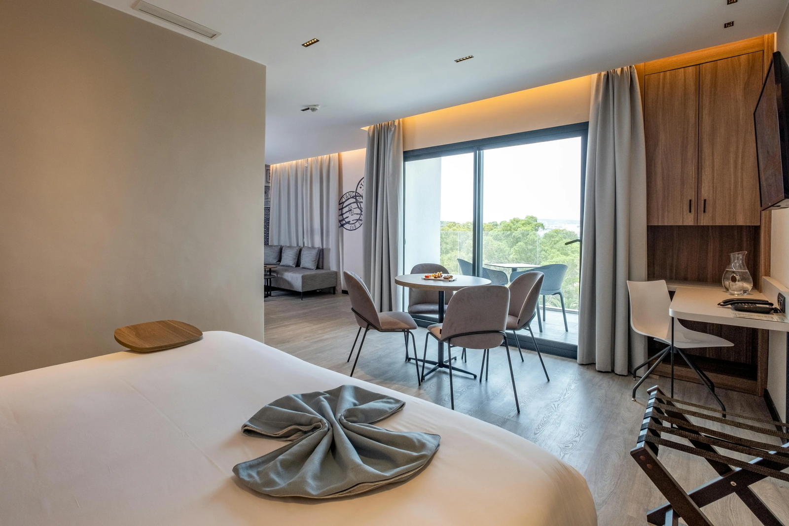 Une chambre moderne et lumineuse