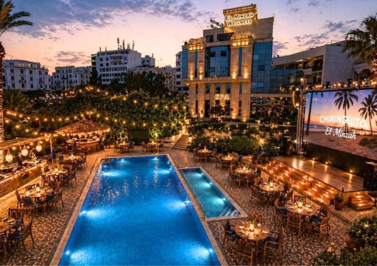 Série d’été au nord du Maroc – Au Chiringuito El Minzah, les soirées football prennent des airs de vacances Chiringuito El Minzah de nuit avec écran géant et ambiance estivale à Tanger
