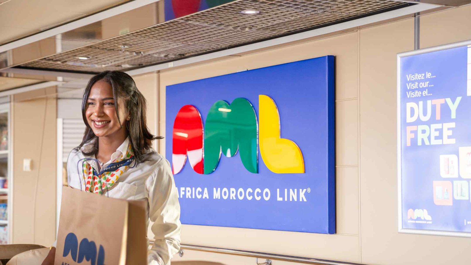 Espace shopping et boutique duty free à bord du navire pour s offrir des parfums et souvenirs durant la traversée Tanger-Espagne
