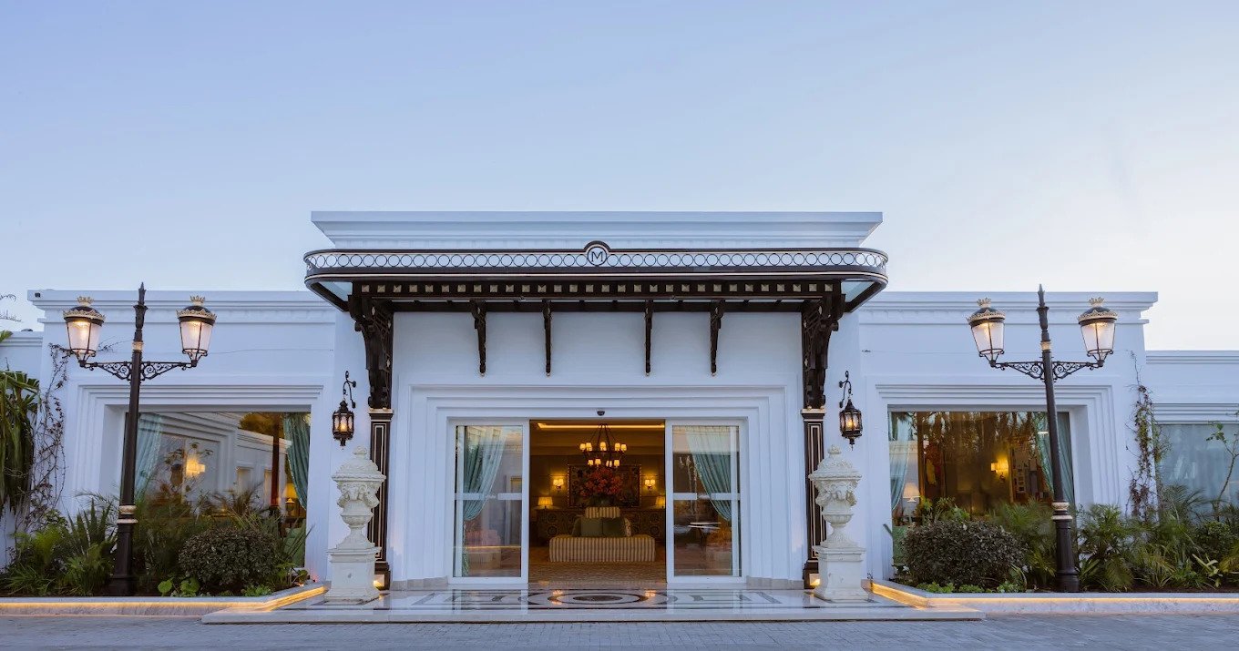 L'entrée majestueuse de l'hôtel 