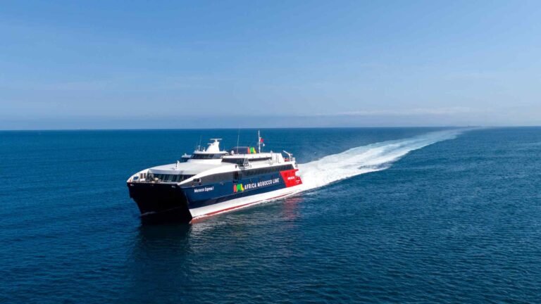 Africa Morocco Link et l’expérience premium au cœur du détroit de Gibraltar entre deux continents Ferry d’Africa Morocco Link naviguant dans le détroit de Gibraltar entre Tanger-Espagne