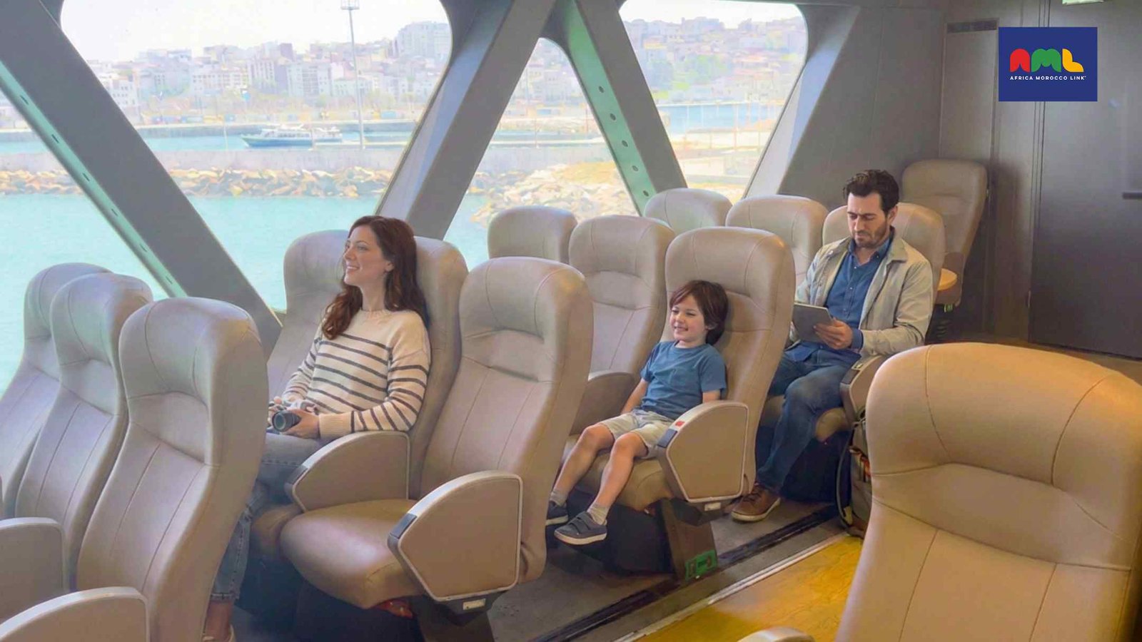 Passagers installés confortablement dans le salon intérieur du ferry Africa Morocco Link pendant une traversée Tanger-Espagne